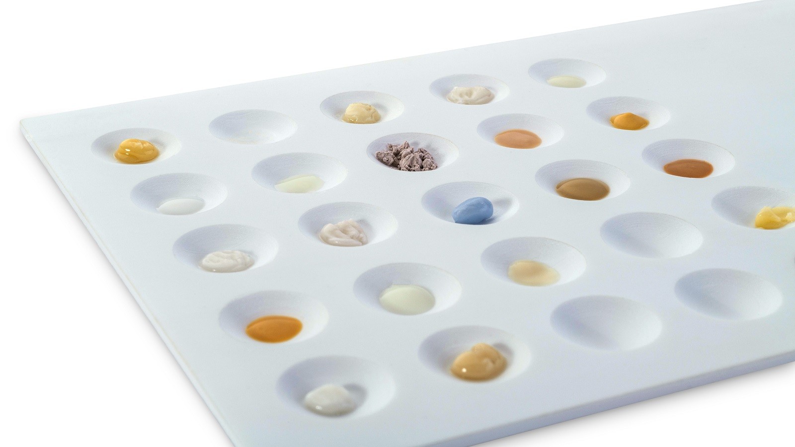 The HeraCeram cre-active range offers materials in different consistencies.